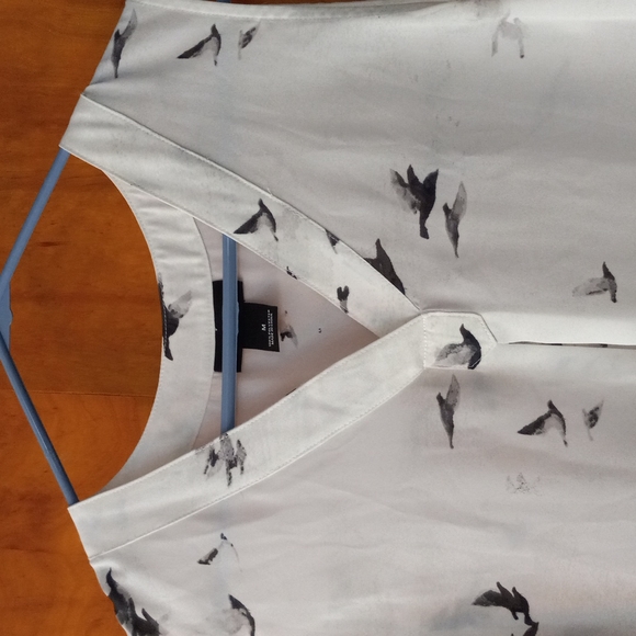Nue Options White V-Neck Pleated Blouse With Bird Print *MED* - Picture 2 of 8